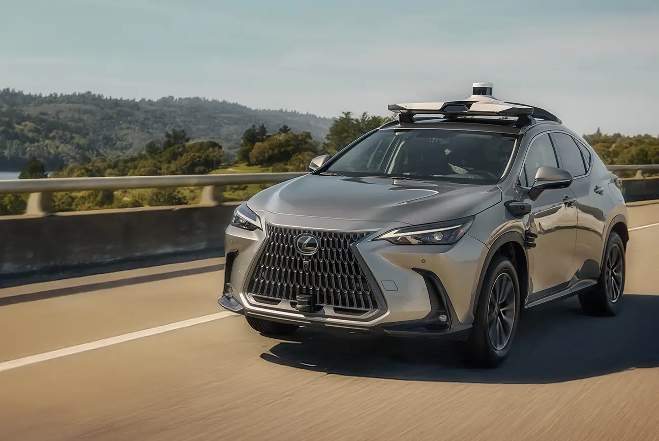 センサーを搭載したSUVのレクサスが高速道路を走行する様子（自動運転技術）