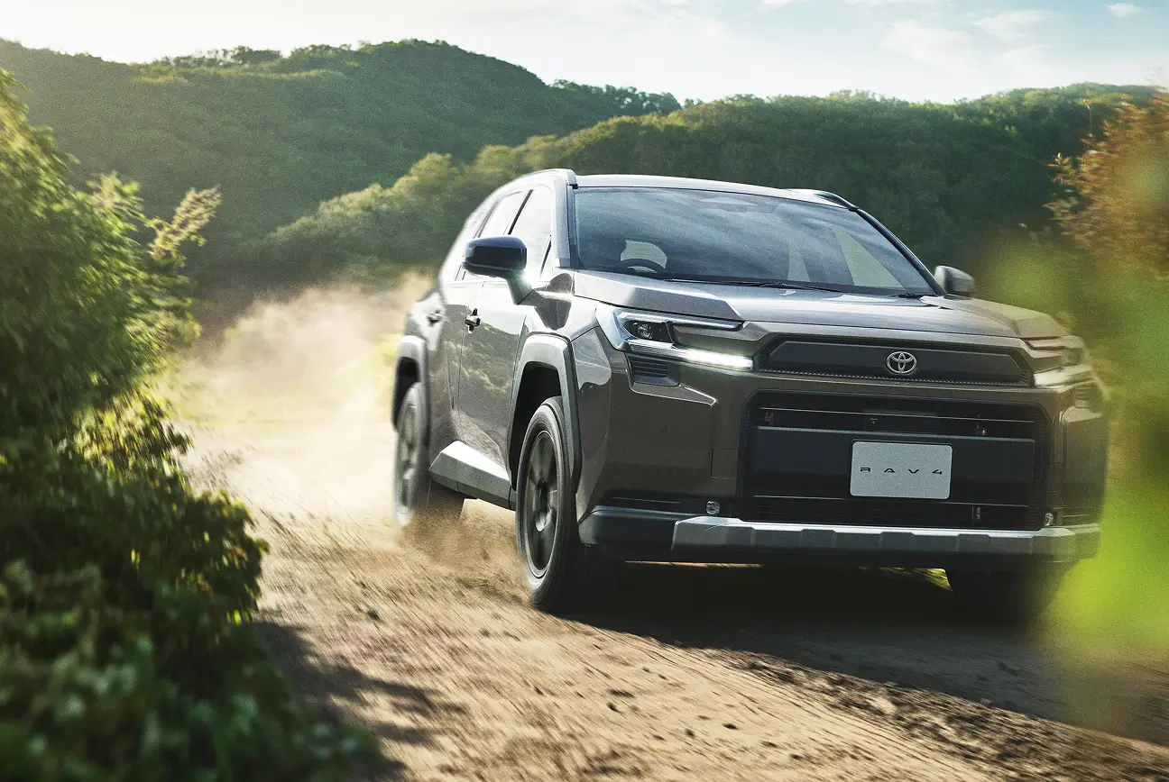 荒れた路面を走行するトヨタラヴフォー。ソフトウェア定義車両の性能を表現