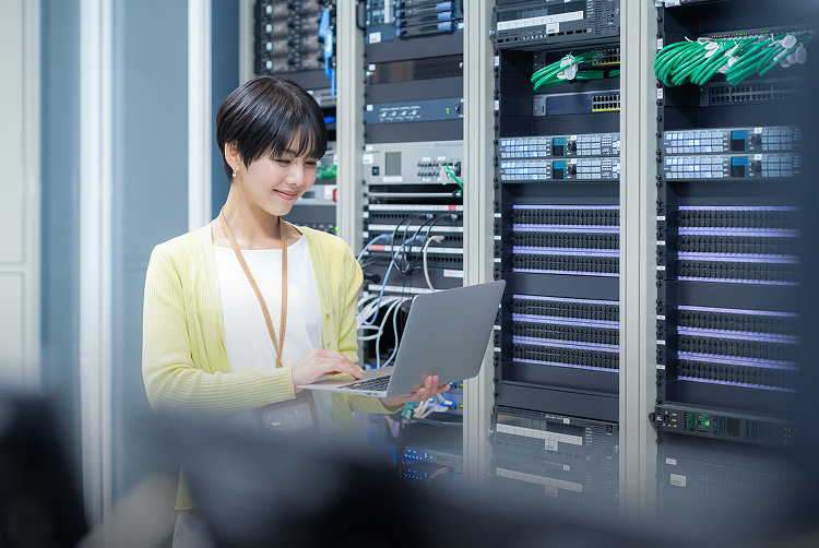 データセンターでクラウドインフラを管理するエンジニア