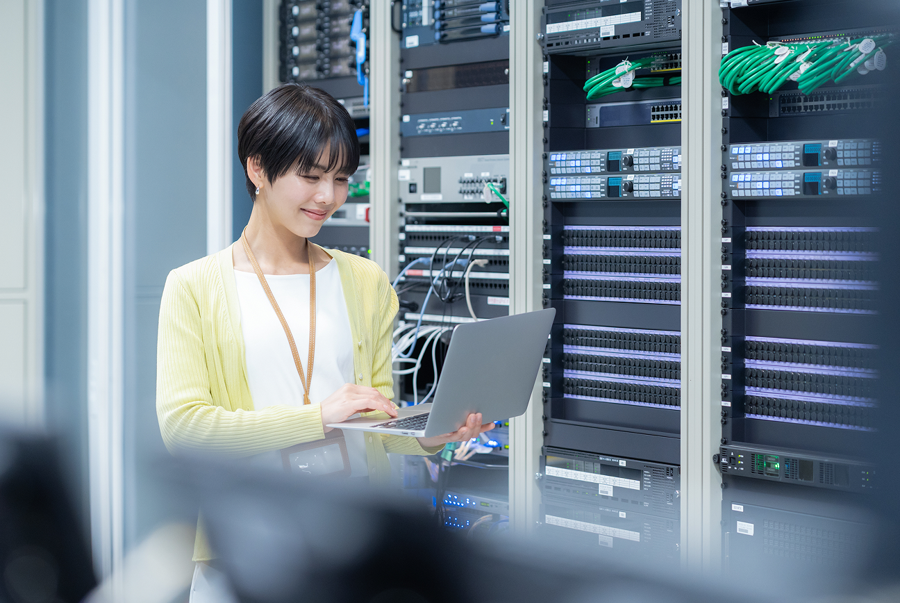 データセンターでクラウドインフラを管理するエンジニア