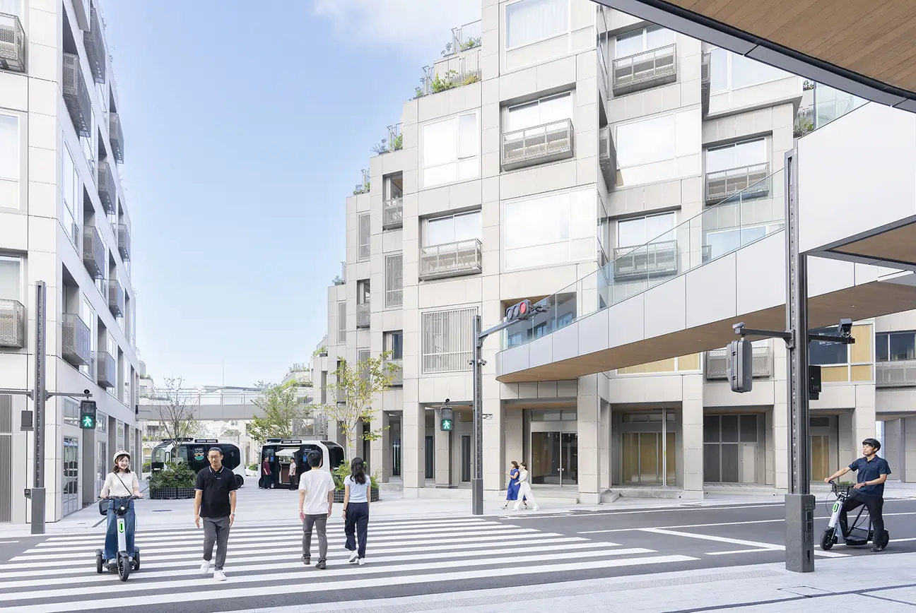 ウーブン・シティのスマートな街路を、歩行者やモビリティが共存して移動する様子